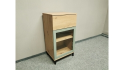 Nová hnědozelená skříňka se sklem