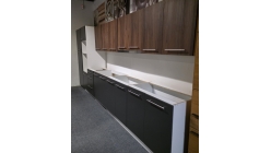 Nová velká šedohnědá kuchyňská linka s digestoří