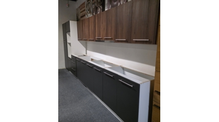 Nová velká šedohnědá kuchyňská linka s digestoří
