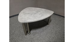 Nový konferenční stůl šedý výsuv sklo