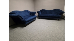 Modrá stylová sedačka 3+2 zdobená semiš