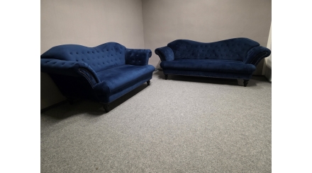 Modrá stylová sedačka 3+2 zdobená semiš