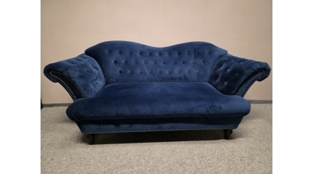 Modrý stylový zdobený gauč semiš