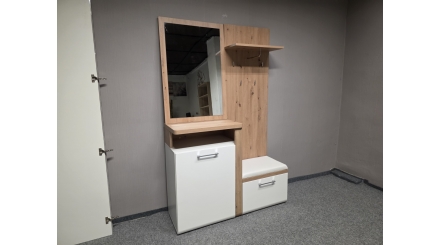 Nová hnědobílá předsíň dvířka lesk