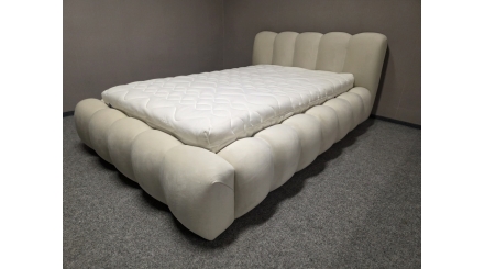 Nová světlá postel AVERIA buclatá 120x200